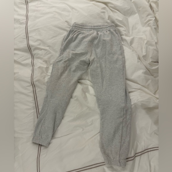 Aritzia boyfriend fit sweatpants in Heather cloud white - Picture 2 of 3